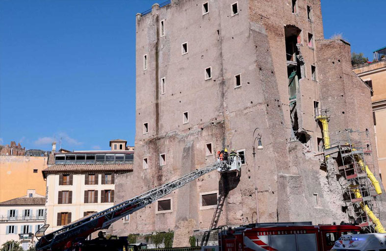 وفاة عامل حوصر تحت برج تاريخي 