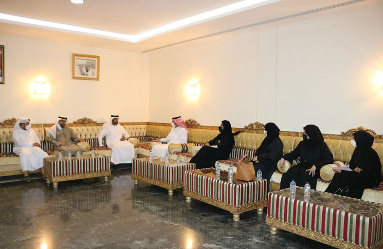 لجنة باستشاري الشارقة تطلع على برامج «الصقارين» و «سباقات الهجن» 