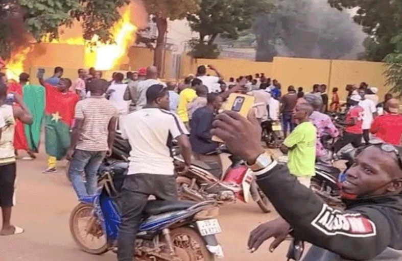 إطلاق غاز مسيل للدموع من السفارة الفرنسية في بوركينا فاسو