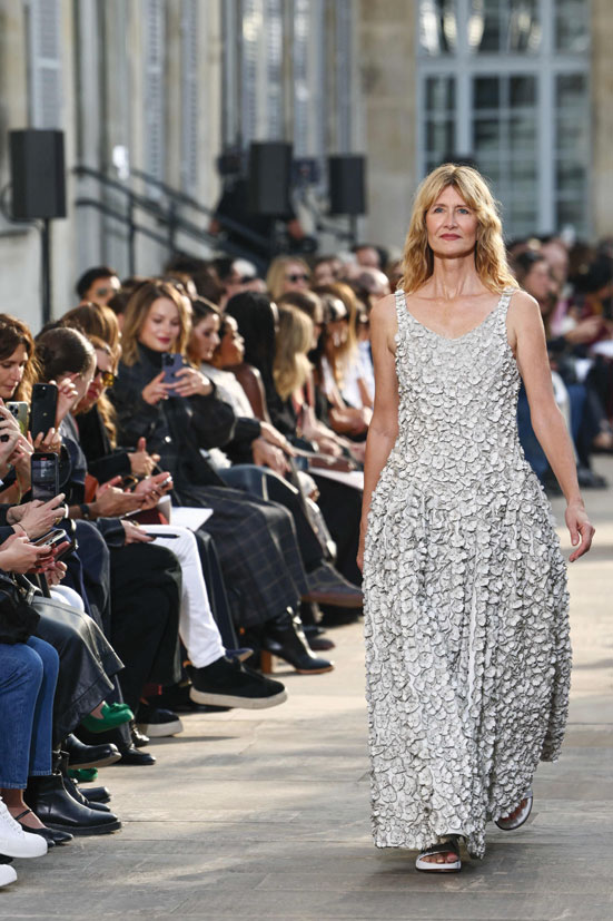 الممثلة الأمريكية لورا ديرن تقدم زيا من تصميم غابرييلا هيرست لمجموعة الملابس الجاهزة كجزء من أسبوع الموضة في باريس. ا ف ب