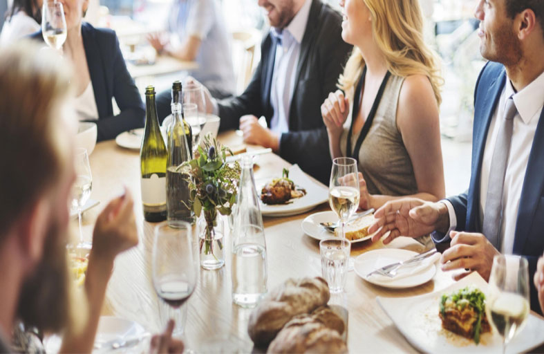 يصمم برنامجاً لتختار حبيبته المطعم المناسب