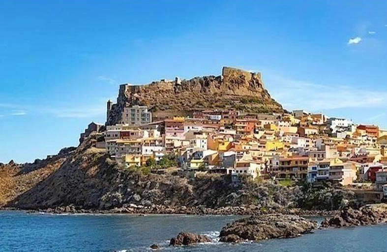 15000 يورو لمن يرغب بالعيش في جزيرة سردينيا