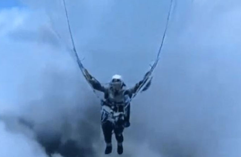 مظلة هبوط تتجمّد بصاحبها في سماء الصين