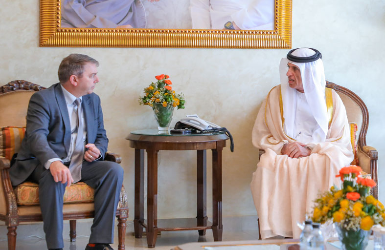 سعود بن صقر يستقبل المبعوث التجاري  للمملكة المتحدة وسفيرها لدى الدولة