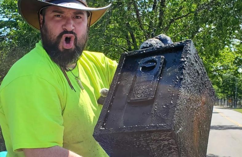 زوجان يعثران على 100 ألف دولار في بركة مياه 