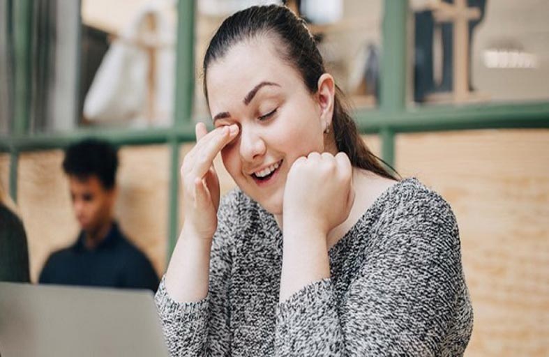 لماذا نلمس وجوهنا وكيف نتوقف عن ذلك؟