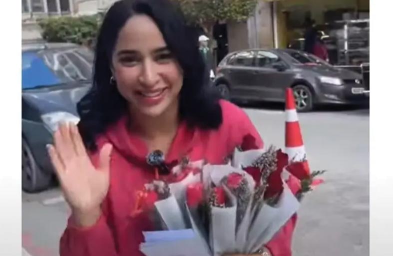 تثير جدلا بتوزيع المال على النساء في الشارع