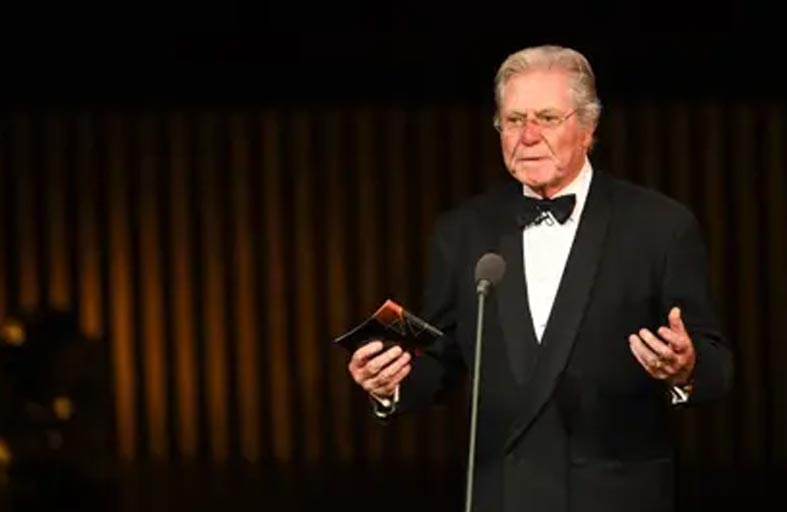 حسين فهمي يتجاوز خلافات قديمة في عزاء شقيقه 