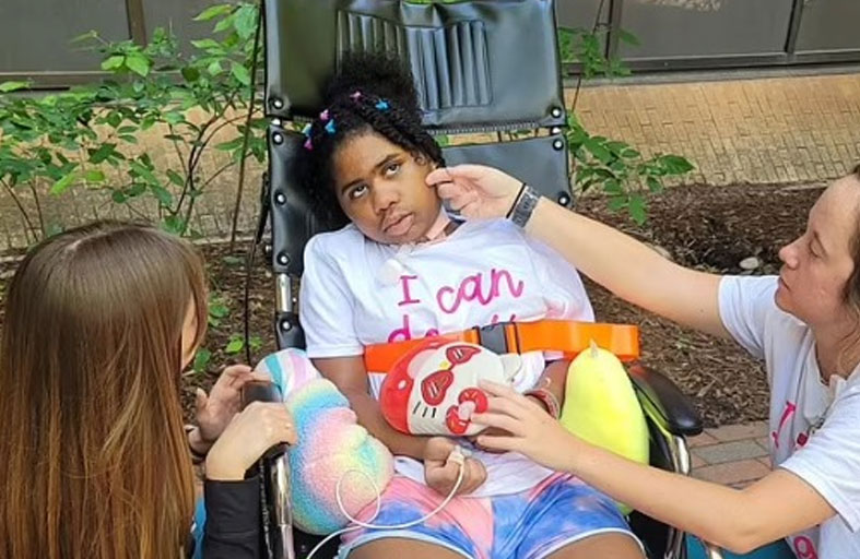 طفلة تواجه تنمراً شرساً من معلمتها وزملائها 