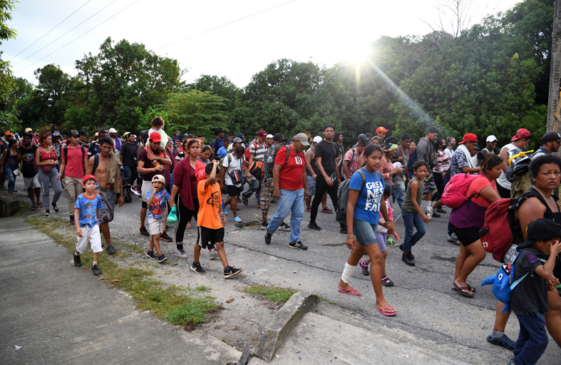 حشد من المهاجرين يتحرك ببطء في جنوب المكسيك 
