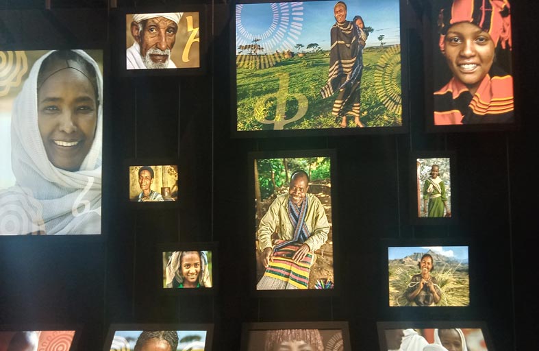 زوار جناح أثيوبيا يحرصون على التقاط الصور التذكارية مع الجدة لوسي في أكسبو 2020 