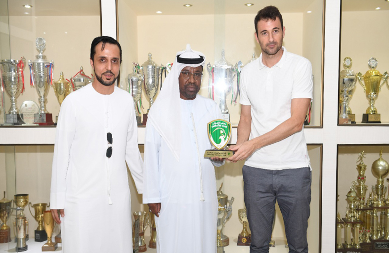 مدرب المنتخب الأولمبي يزور نادي الإمارات