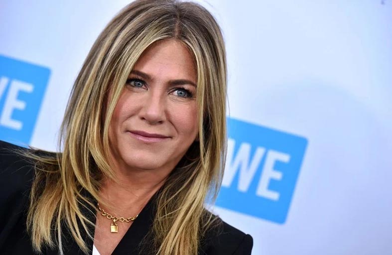 جينيفر أنيستون تُفاجئ الجمهور بخطوتها تجاه جوني ديب