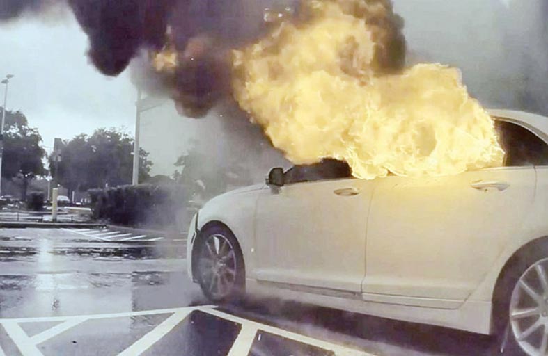 تركت طفليها في سيارة من أجل سرقة فحدثت الفاجعة