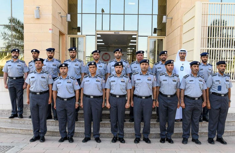 قائد عام شرطة أبوظبي يطلع على الجهود التطويرية في مركز شرطة فلج هزاع بالعين