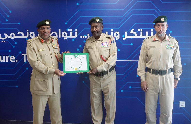مركز شرطة بر دبي يكرم موظفاً لعطائه الممتد 43 عاماً