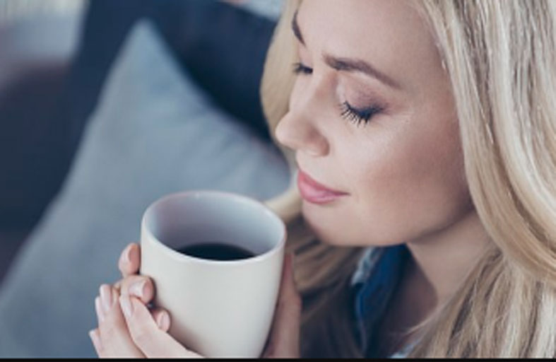 لماذا لا يجب شرب القهوة خلال الساعة الأولى من الاستيقاظ؟