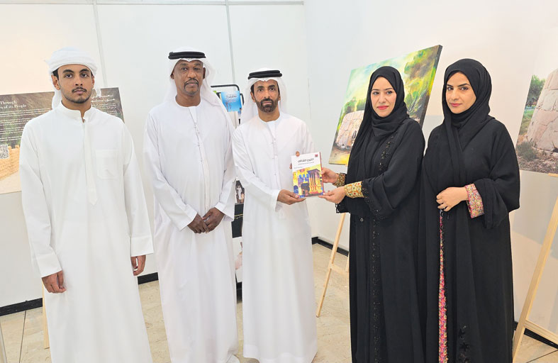 محمد بن حم يزور معرض «العين في عيون أبنائها» بمكتبة زايد المركزية