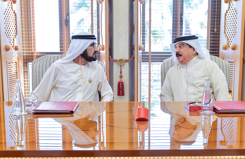 محمد بن راشد يلتقي ملك البحرين ويناقشان العلاقات الأخوية وتعزيز العمل الخليجي المشترك 