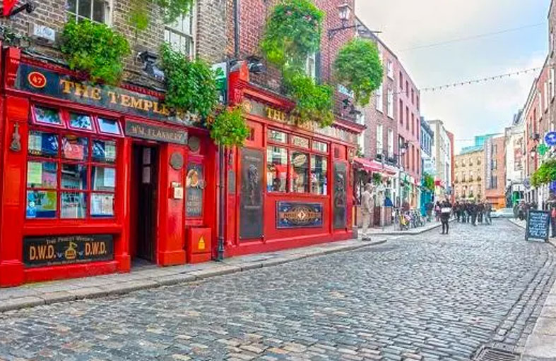 مسلح يقتحم مطعما عشية عيد الميلاد