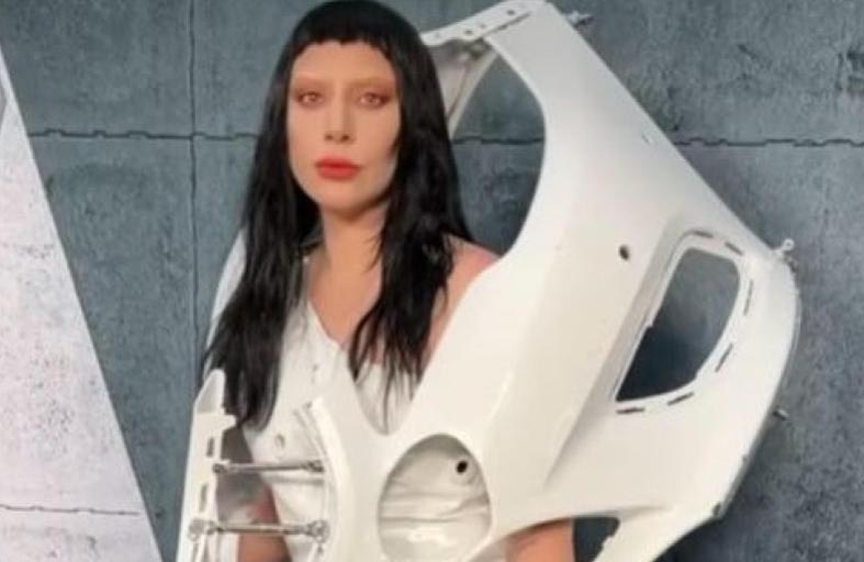 ليدي غاغا بإطلالة صادمة