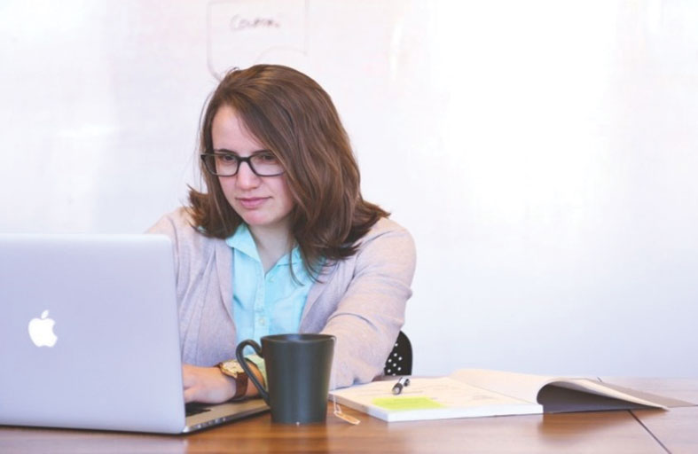 متى تحتاج إلى نظارة أمام شاشة الحاسوب؟