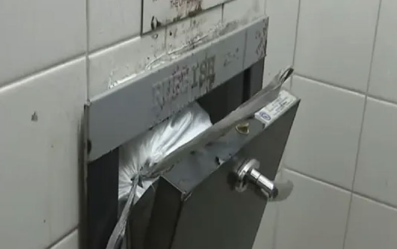 يرمي رضيعة في مخرج نفايات