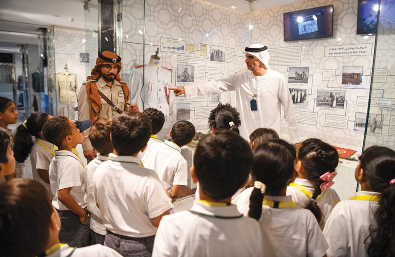 شرطة أبوظبي تنفذ برنامجًا توعويًا لطلبة المدارس في متحف المربعة