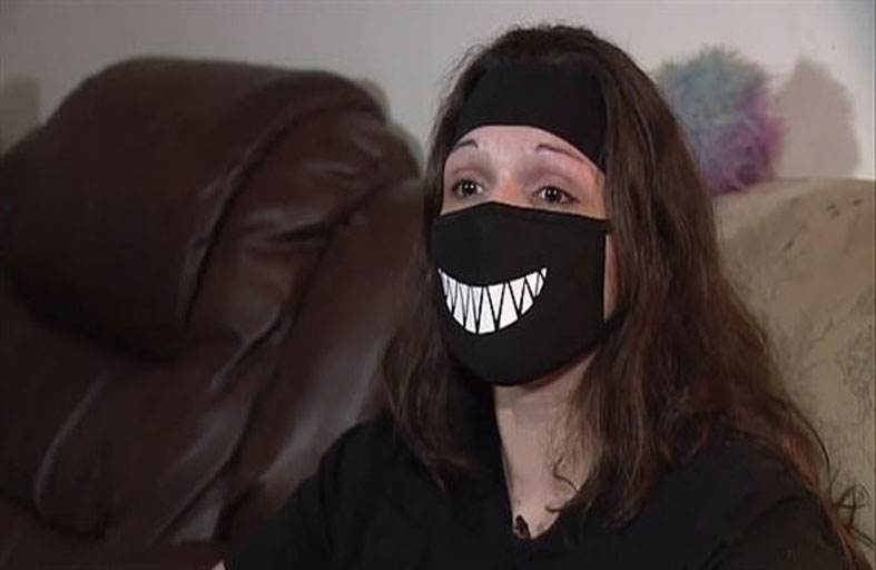 يستدعي الشرطة لعميلة بسبب قناع 