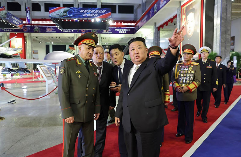 كيم يستعرض مسيّرات وصواريخ كوريا شمالية مع وزير الدفاع الروسي