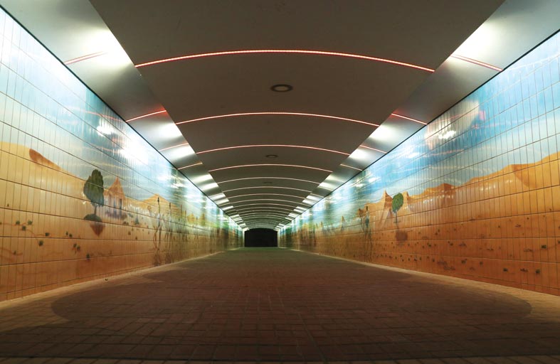 بلدية مدينة أبوظبي تنجز أعمال الإنارة التجميلية لنفقي المشاة «الدانة والكورنيش» في أبوظبي