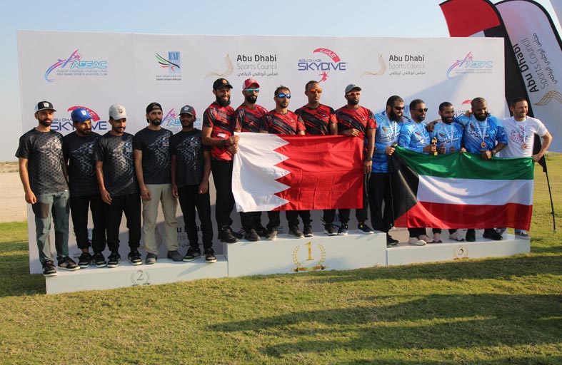 البحرين تفوز بذهبية التماسك وبرونزيتان لمنتخبنا في دولية أبوظبي للمظلات 