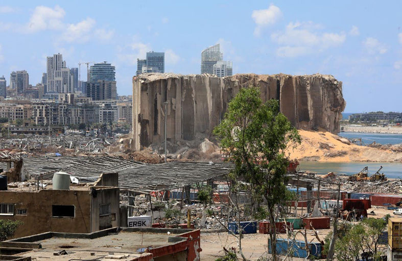 بيروت تلملم ركامها..  وثروات المسؤولين مخزنة
