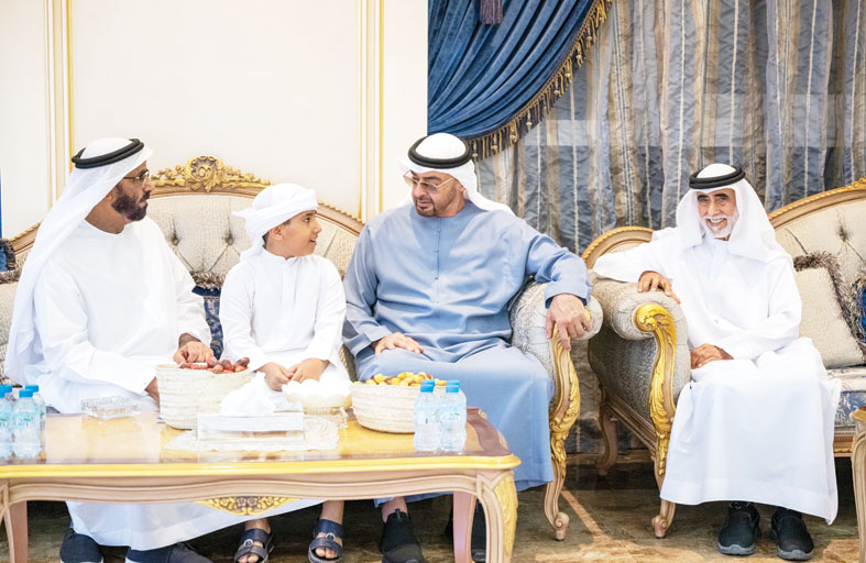 رئيس الدولة يعزي عبد الله بن مهير الكتبي في وفاة والدته 