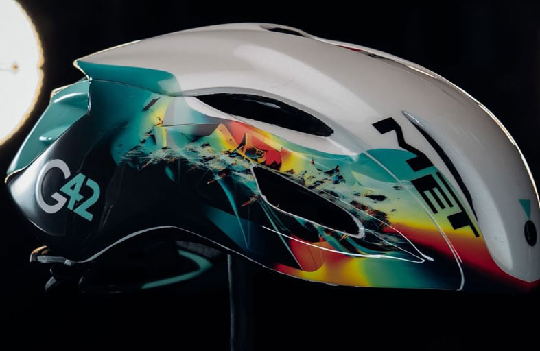 جي 42 وفريق الإمارات – إكس آر جي يطلقان أول خوذة عالمية بتقنية  الذكاء الاصطناعي