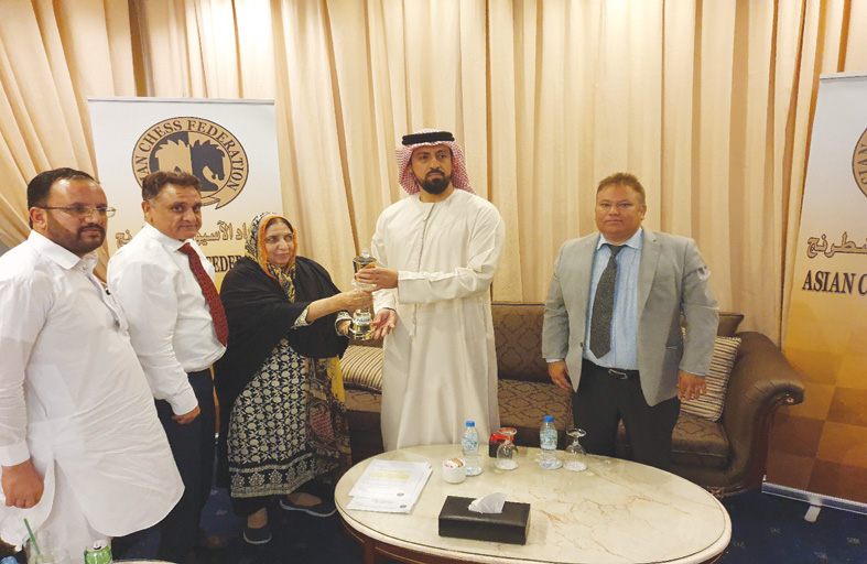 سلطان بن خليفة بن شخبوط يعزي في وفاة رئيسة اتحاد شطرنج باكستان 