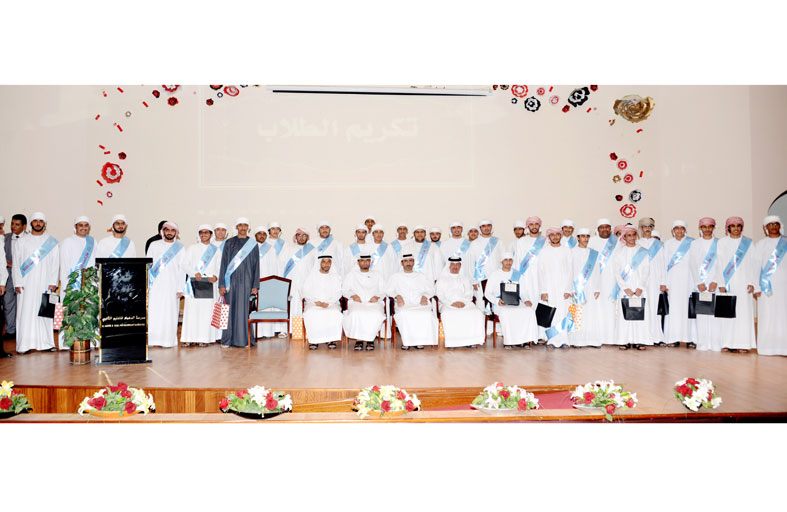 تكريم الطلبة المتميزين والمتفوقين في المرحلة الثانوية  بمدرسة الدهماء 
