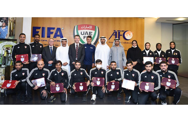 اتحاد كرة القدم يسلم الشارات الدولية للحكام لعام 2022