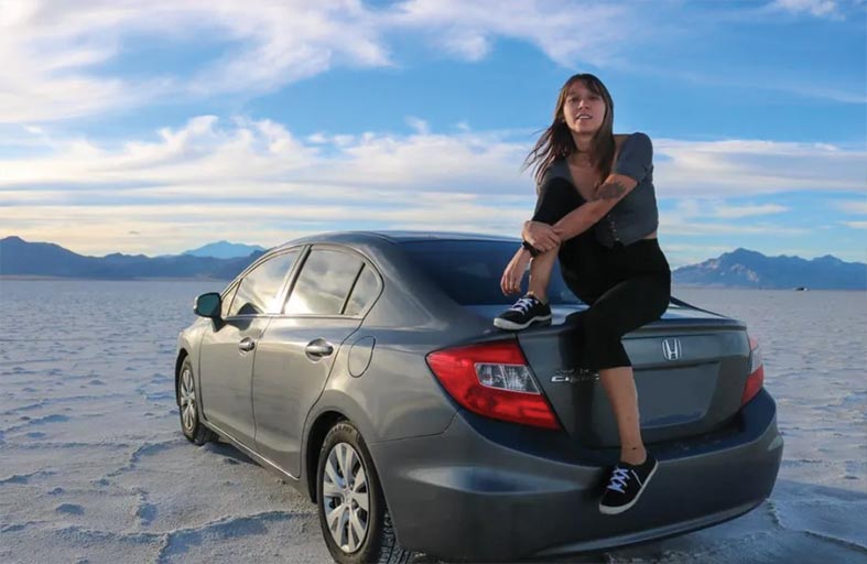 تعيش في سيارتها بسبب أزمة الإسكان