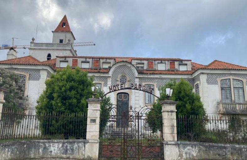 مكان مخيف ونفق سري.. الساحل الفضي في البرتغال