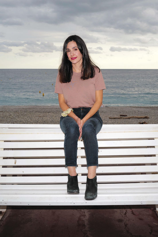 الممثلة الفرنسية أليس فيال خلال جلسة تصوير لفيلم «النفس المثالية» ضمن فعاليات مهرجان سينيرومان السينمائي، في مدينة نيس الفرنسية. ا ف ب