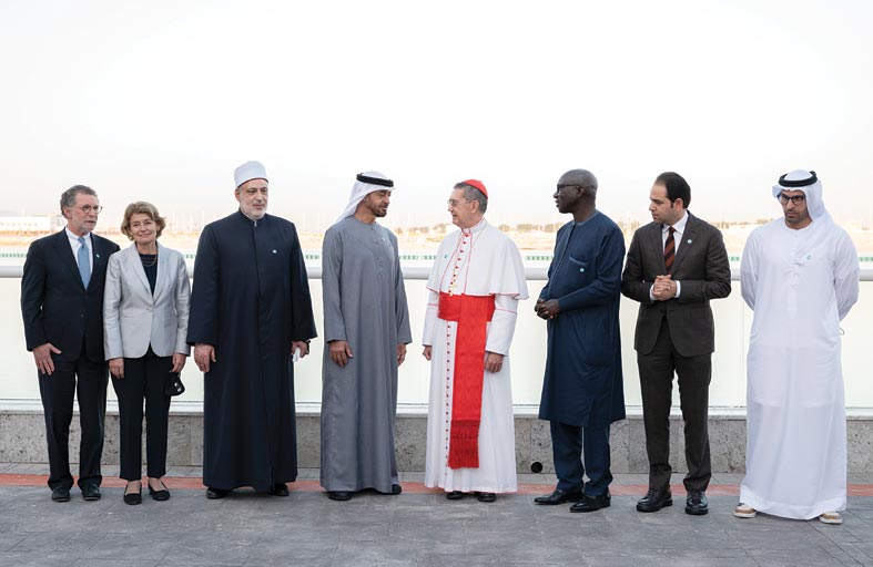 محمد بن زايد يؤكد مواصلة نهج الإمارات في ترسيخ قيم التعايش والتآخي الإنساني 