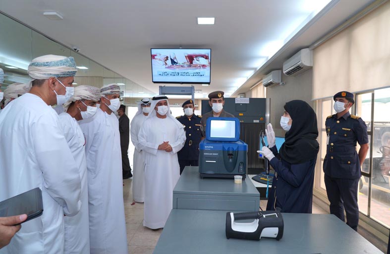 وفد من شرطة عمان السلطانية يشيد بتجربة منفذ خطم ملاحة الحدودي الرائدة في العمل الجمركي