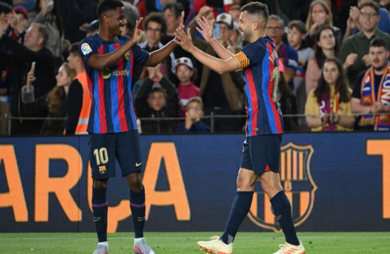 ألبا يقود برشلونة إلى فوز صعب على أوساسونا 