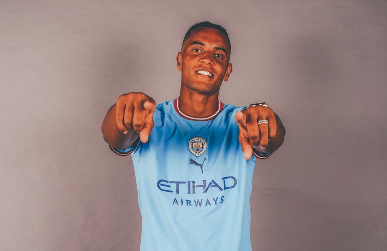 مانشستر سيتي يدعم دفاعه بالسويسري الدولي أكانجي