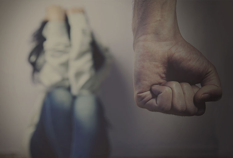 يفقأ عين زوجته بإصبعه