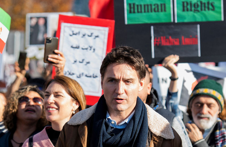  ترودو يشارك في مسيرة دعما للتظاهرات في إيران 