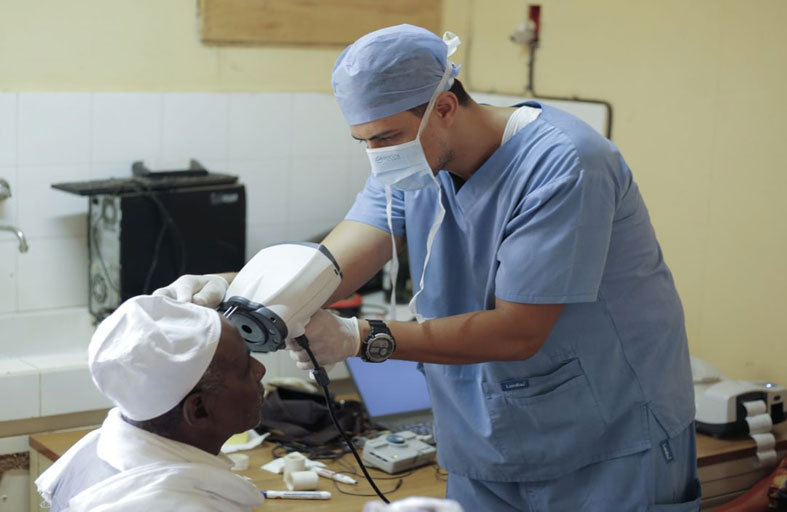 فريق عين العالم.. مبادرة إنسانية من دبي تعيد النور لآلاف المرضى حول العالم