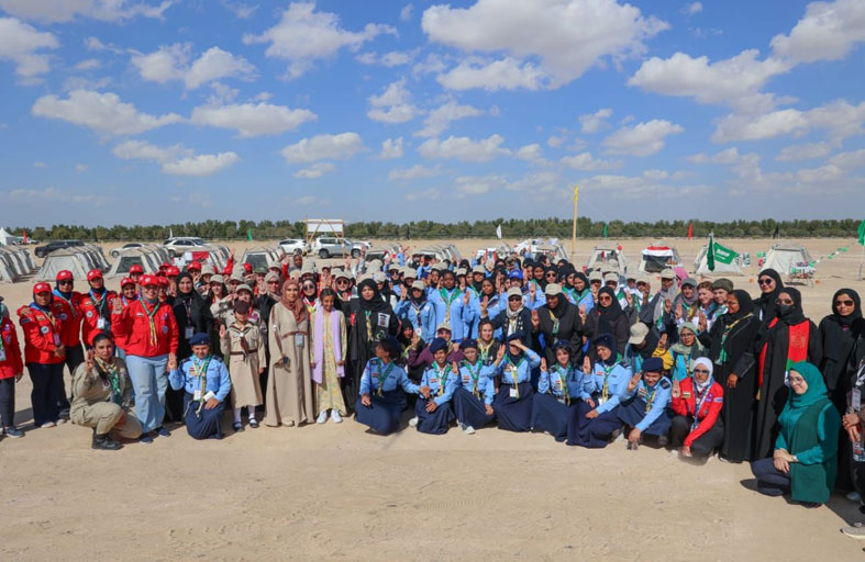 فاخرة بنت ذياب بن سيف تزور المخيم الكشفي العربي الـ33