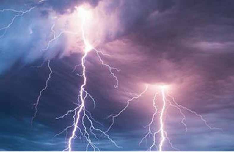 الصواعق تحصد أرواح 10 أشخاص 